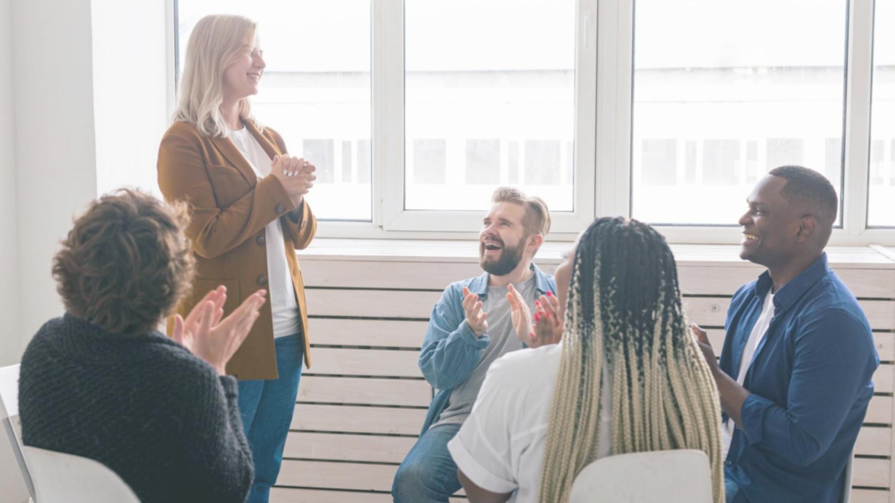 Ambiente profesional de trabajo en equipo financiero